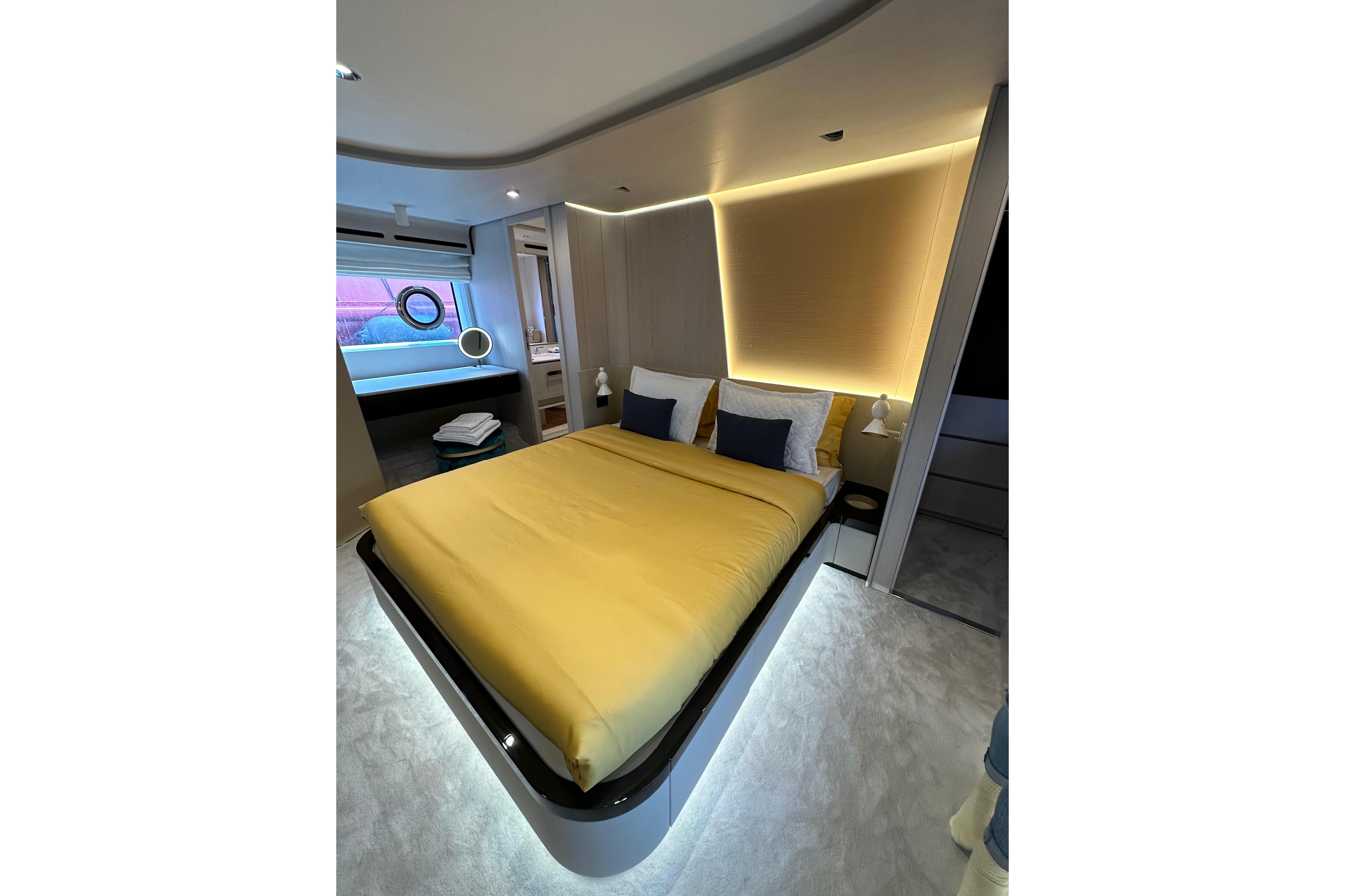 Azimut Fly 78 interior