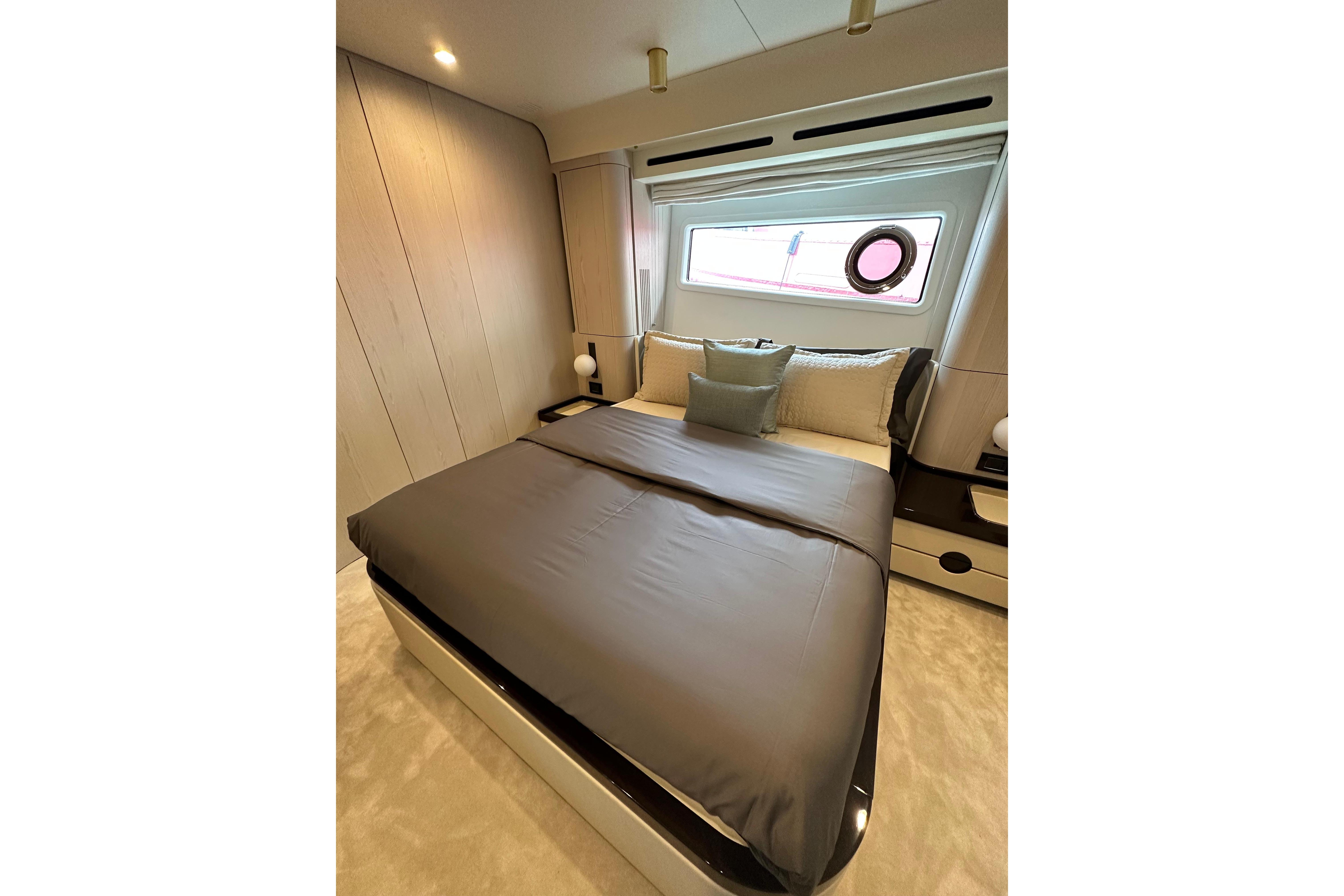 Azimut Fly 78 interior