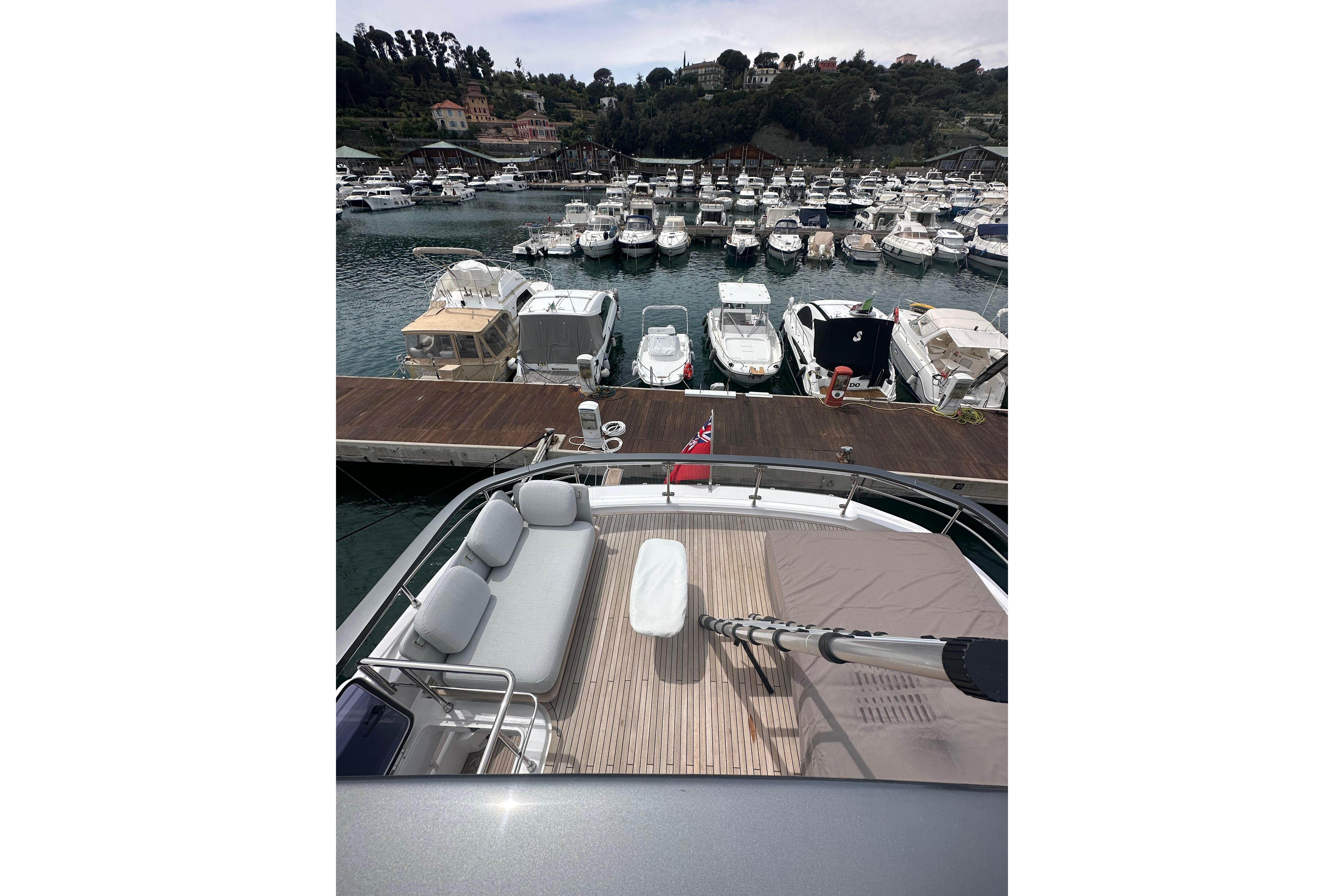 Azimut Fly 78 interior