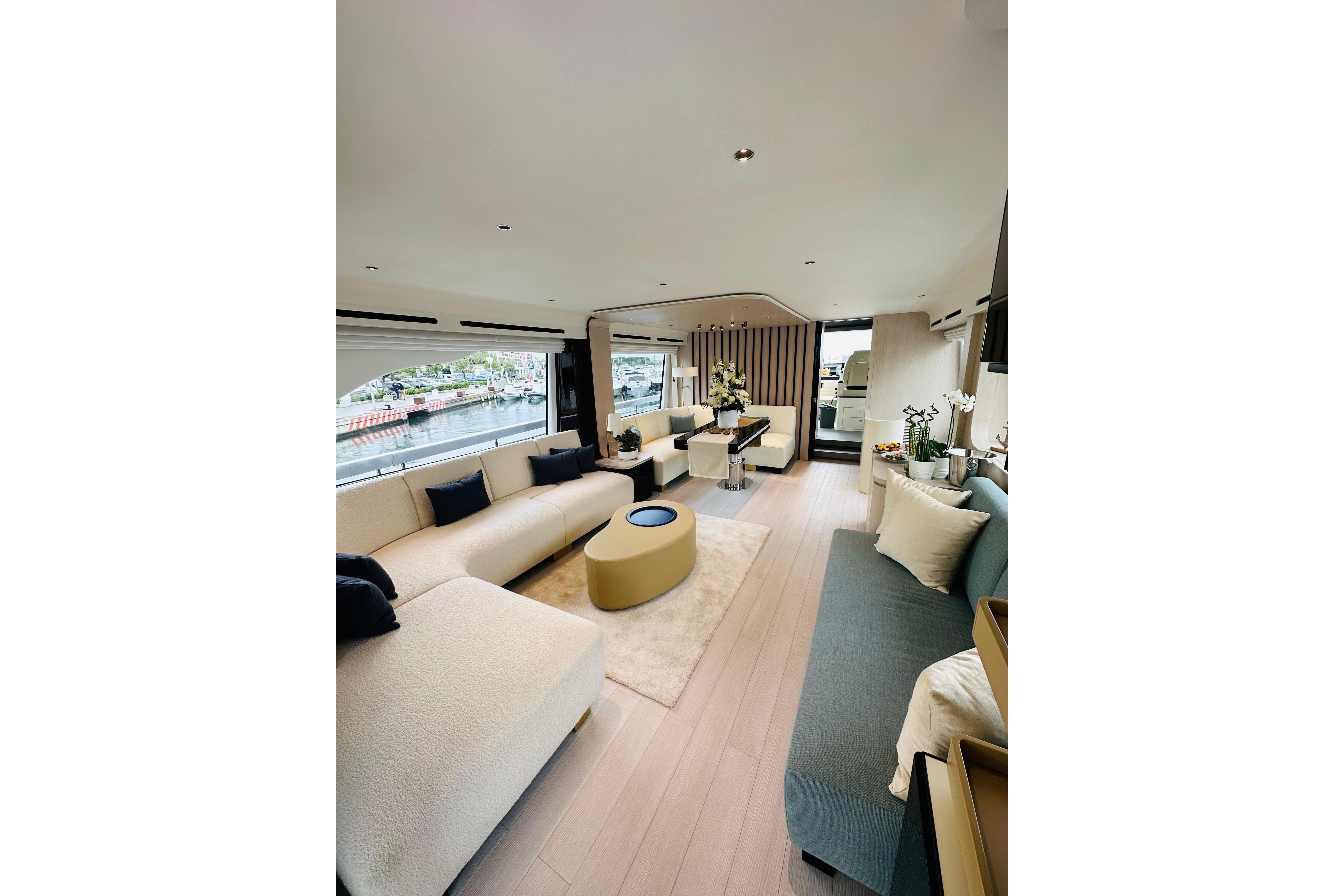 Azimut Fly 78 interior