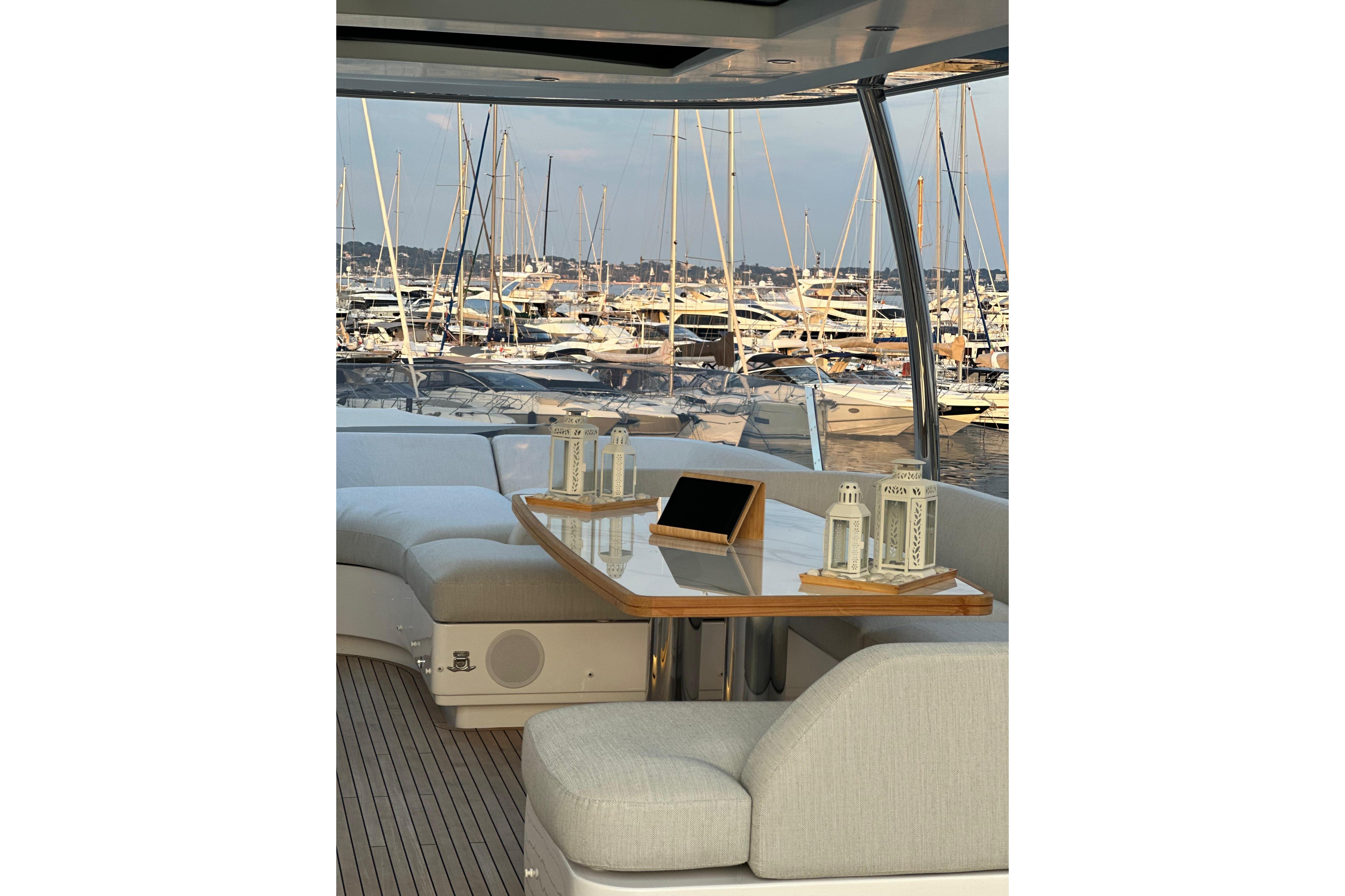 Azimut Fly 78 interior
