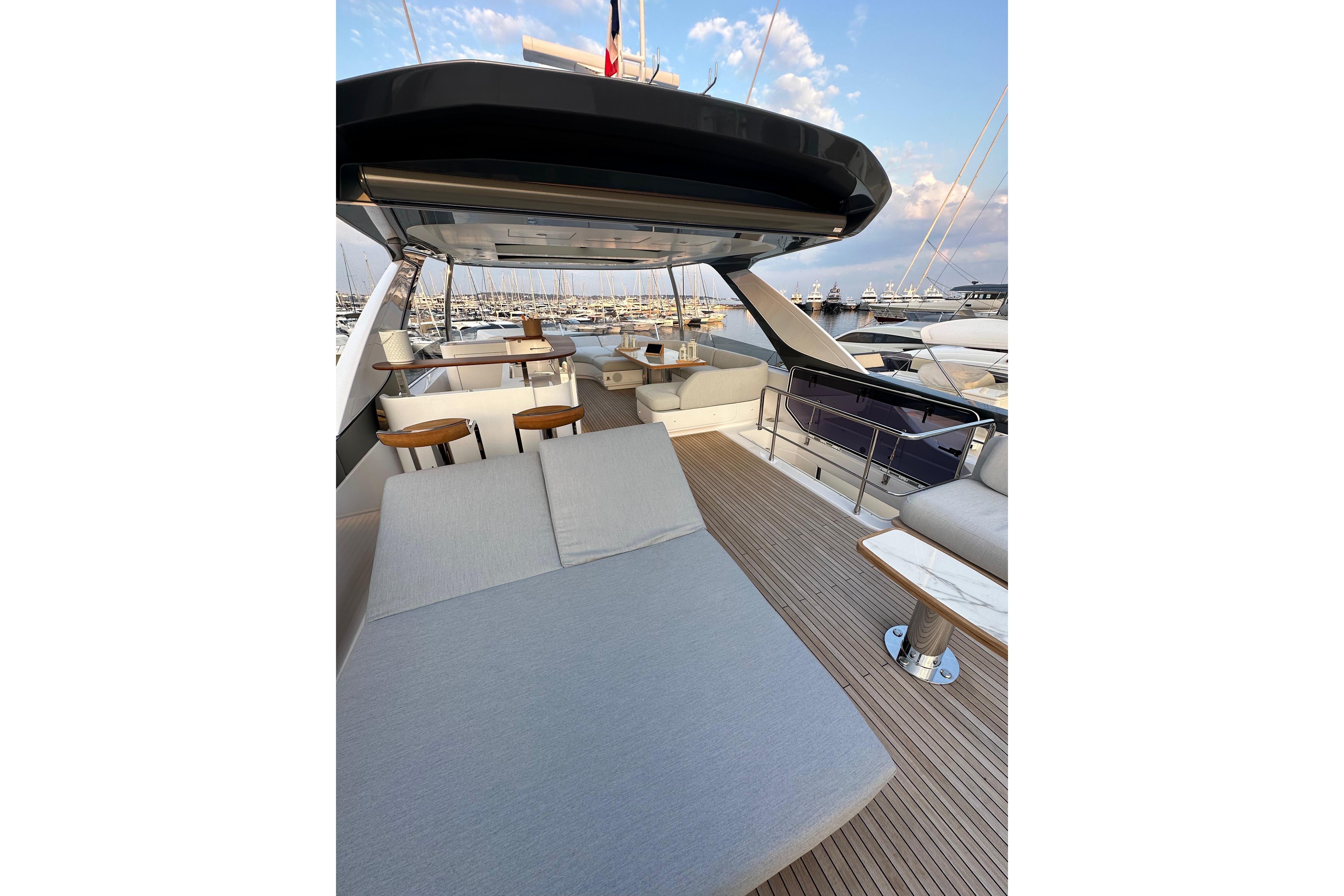 Azimut Fly 78 interior