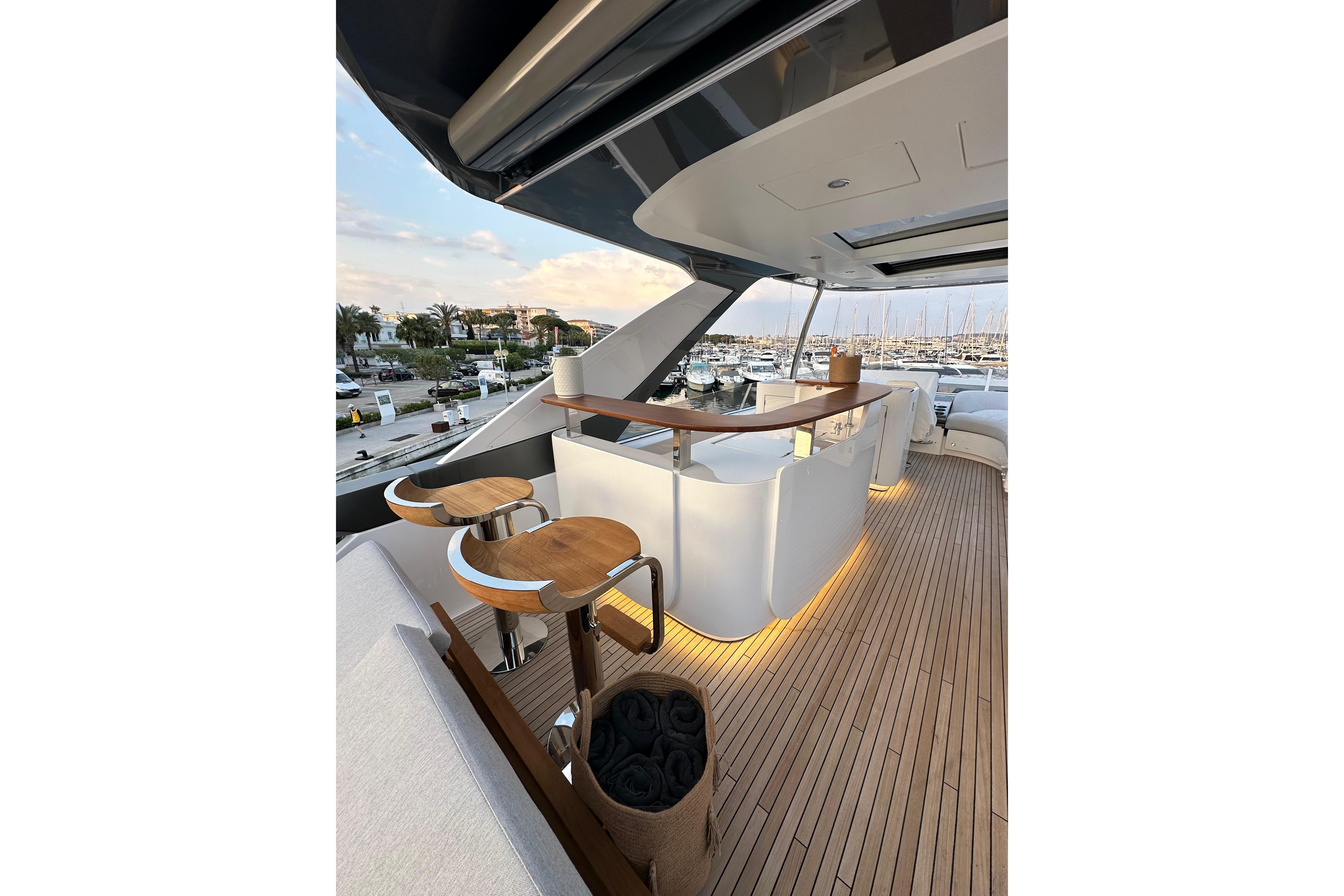 Azimut Fly 78 interior
