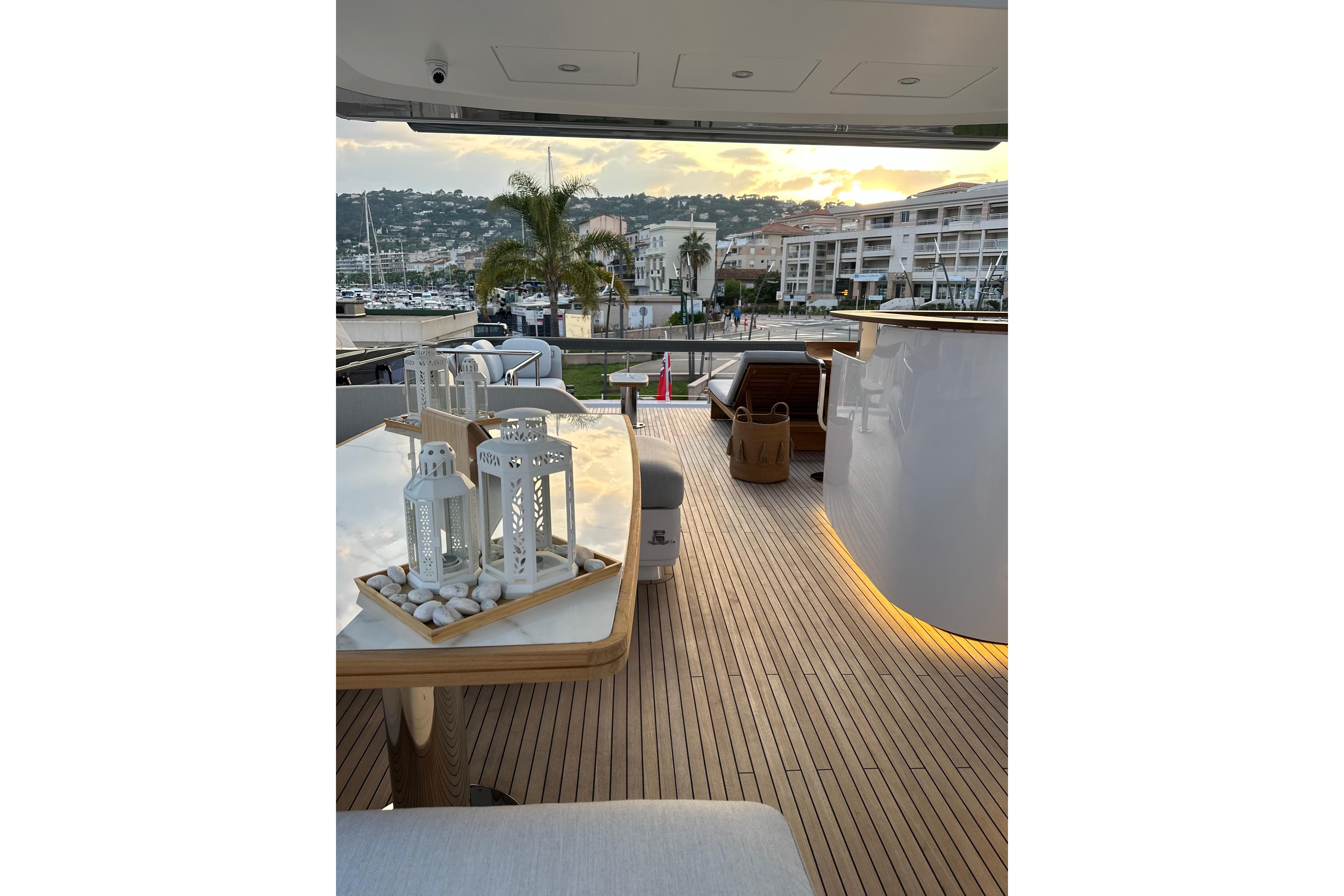 Azimut Fly 78 interior