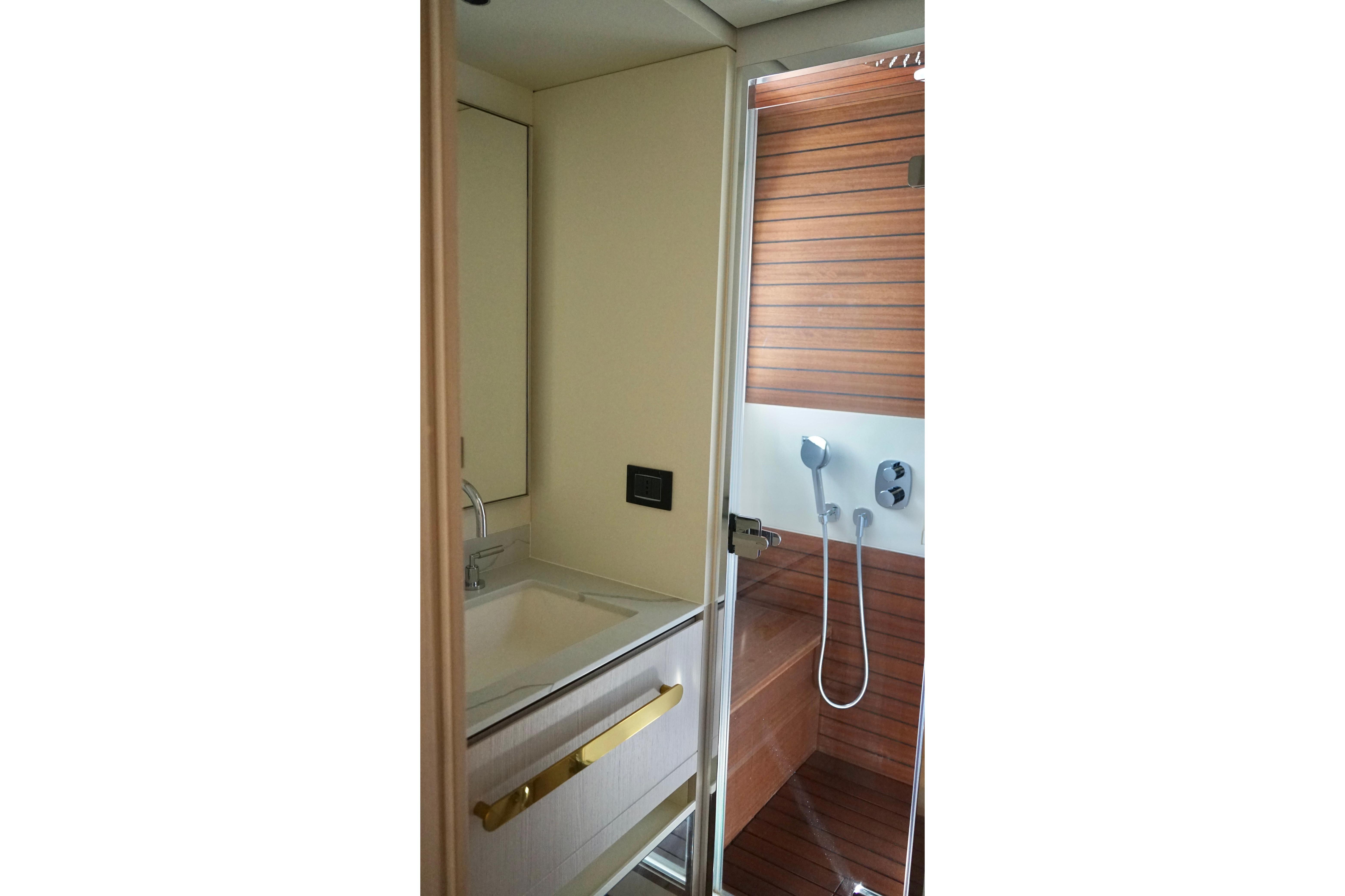 Azimut Fly 78 interior