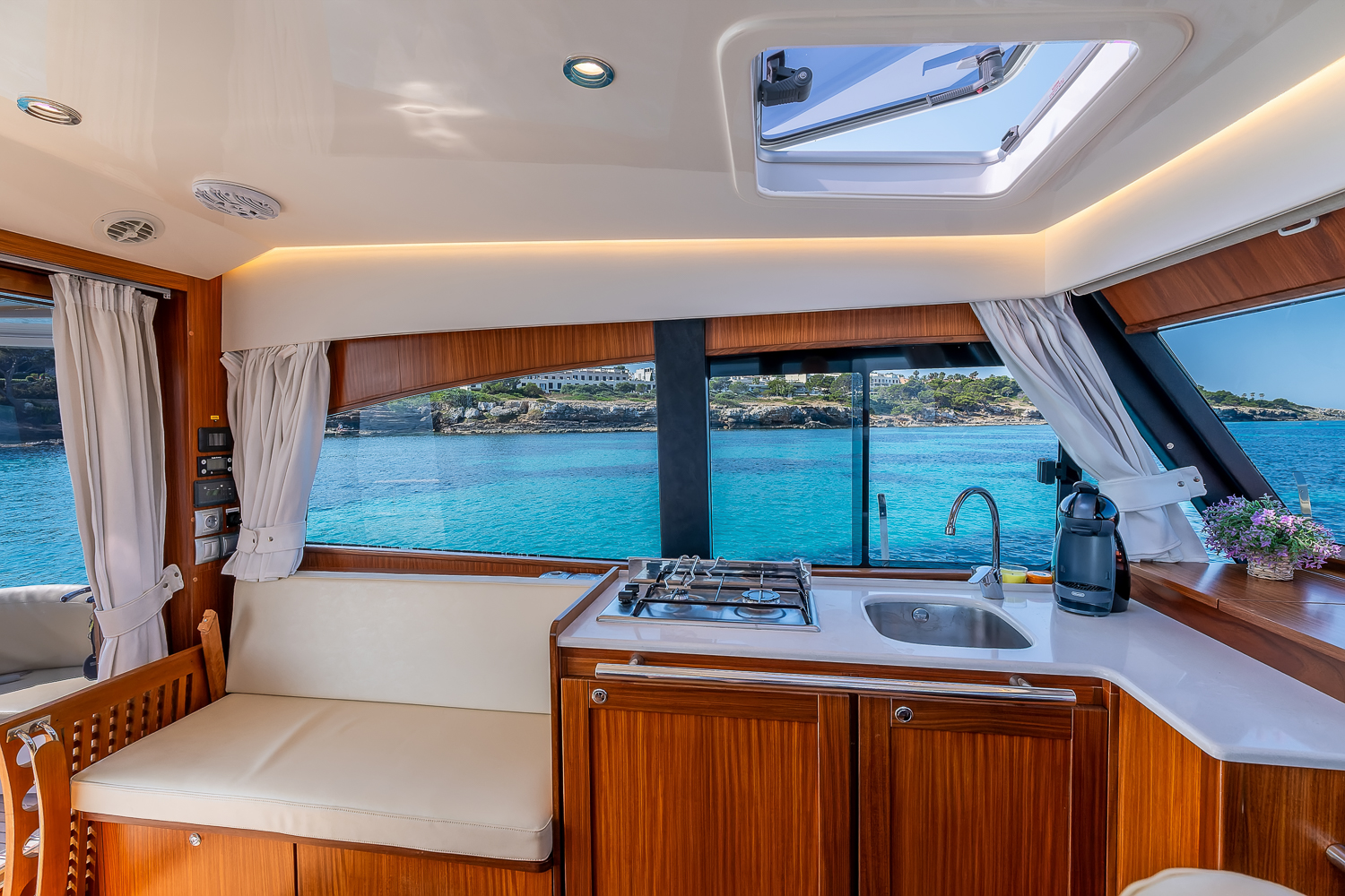 RAIXA interior