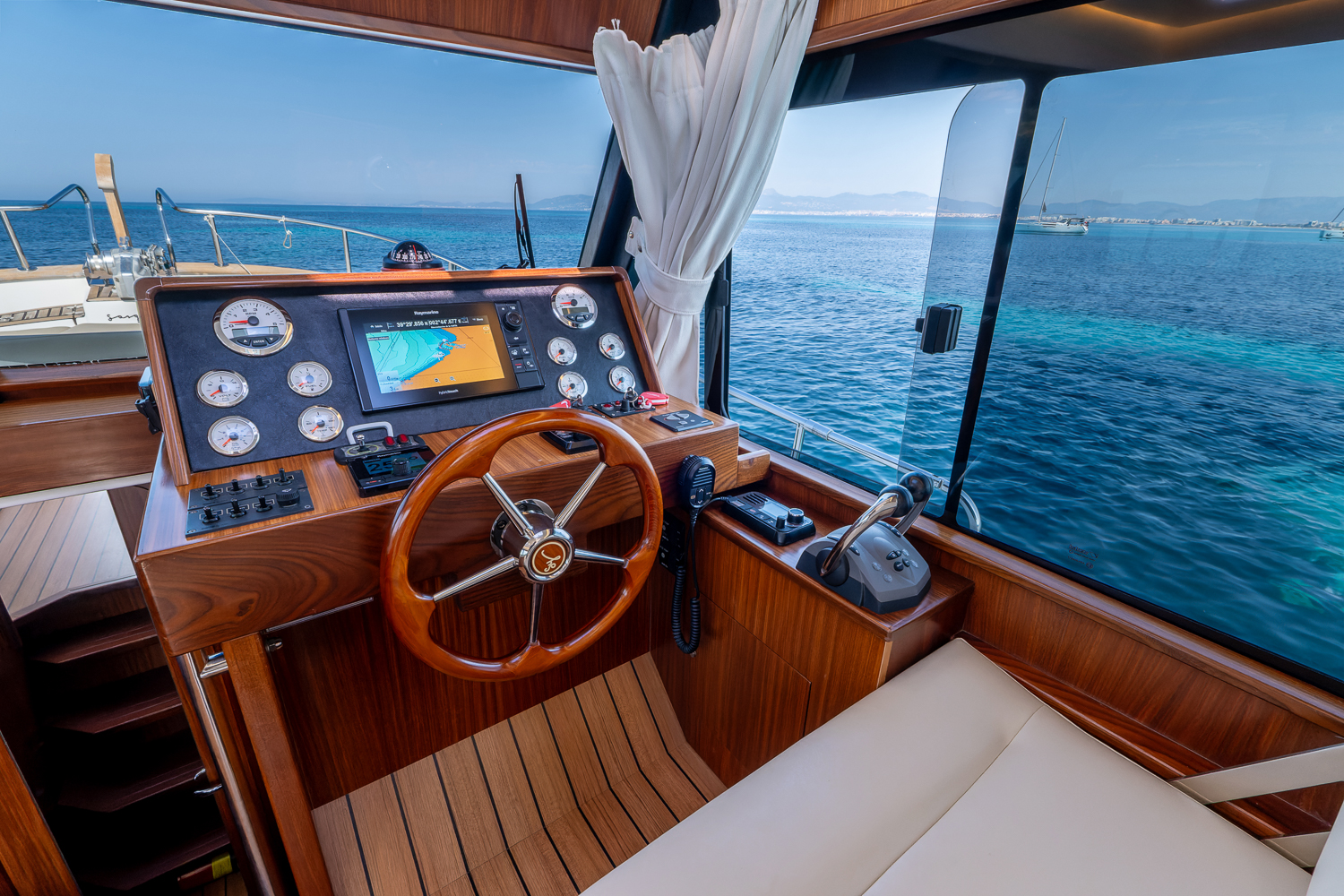 RAIXA interior