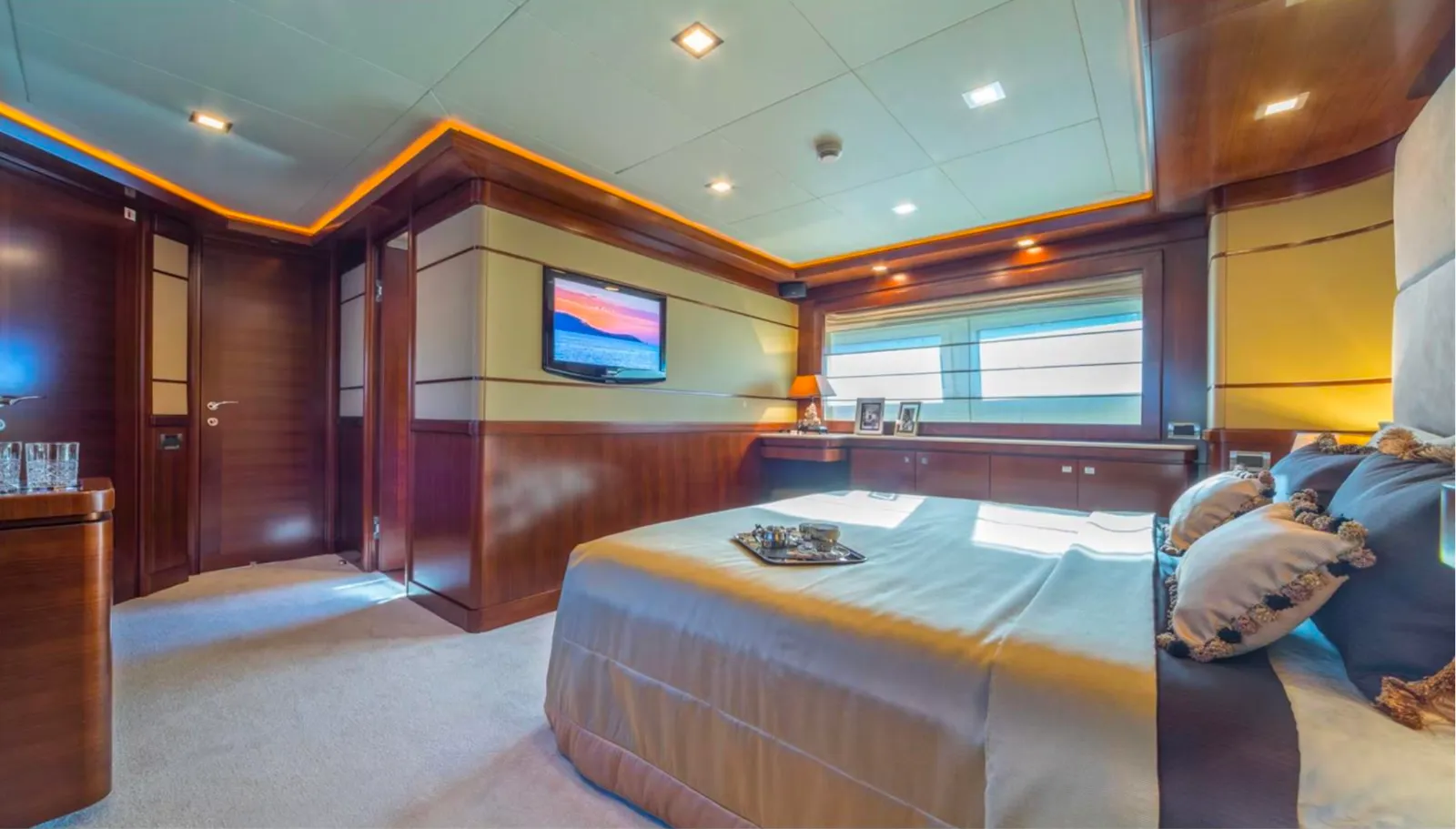 SEVENTH SENSE interior